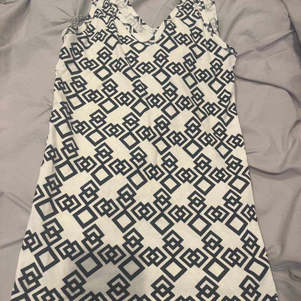 BANANA REPUBLIC Geometric Black and White Tank petite SMALL